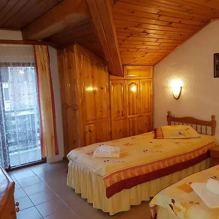 게스트하우스 Hadjipopov House 3*