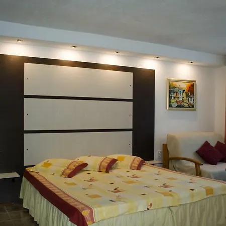 게스트하우스 Hadjipopov House 3*