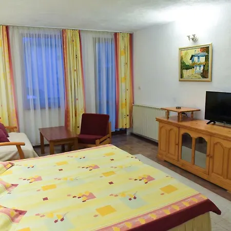 게스트하우스 Hadjipopov House 3*