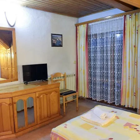 게스트하우스 Hadjipopov House 3*